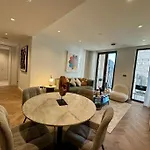 Hyde Park Luxury 2 Bed 2 Bath Balcony