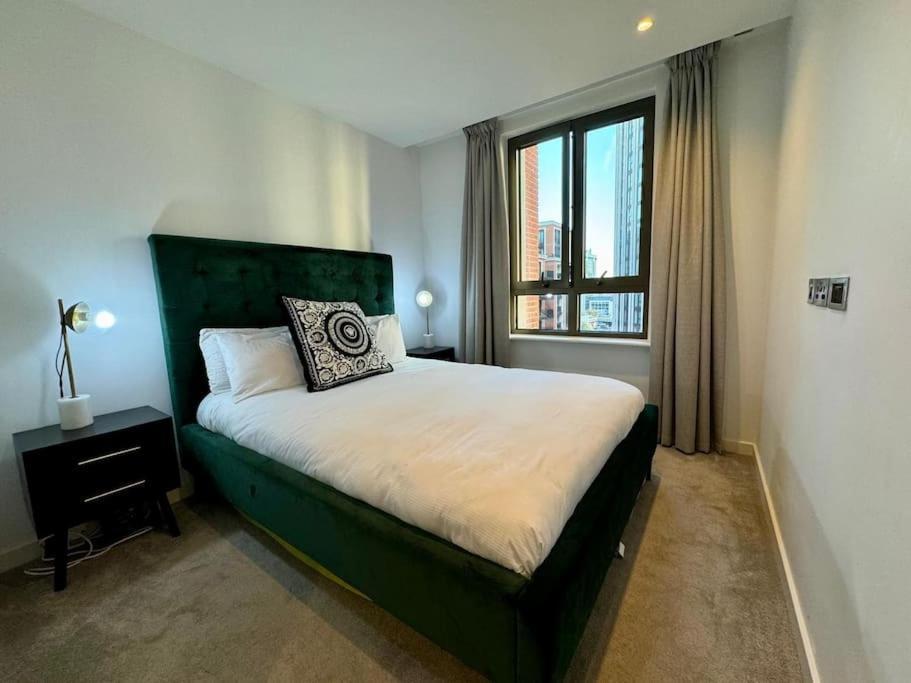 Hyde Park Luxury 2 Bed 2 Bath Balcony Apartment
