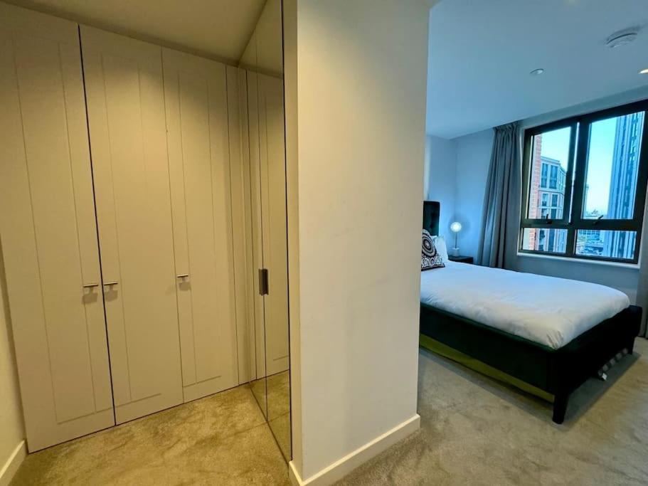 Hyde Park Luxury 2 Bed 2 Bath Balcony Apartment *