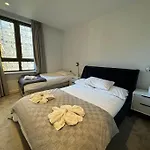 Hyde Park Luxury 2 Bed 2 Bath Balcony