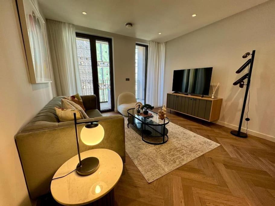 Hyde Park Luxury 2 Bed 2 Bath Balcony