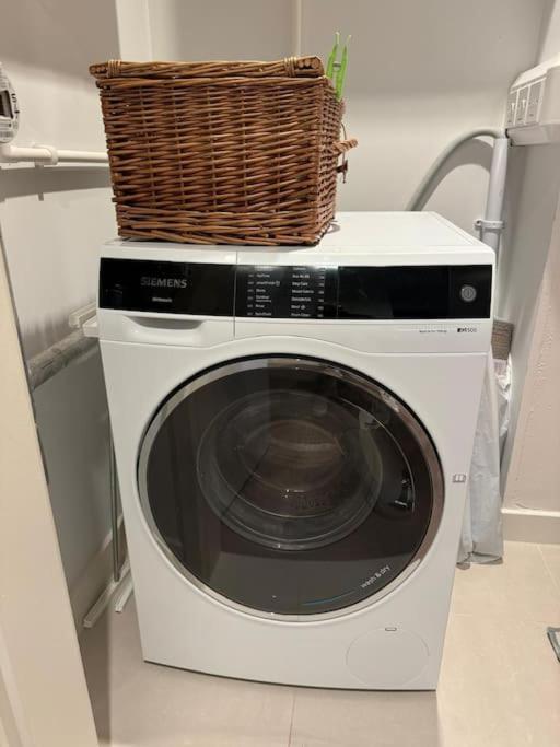 Hyde Park Luxury 2 Bed 2 Bath Balcony Apartment London