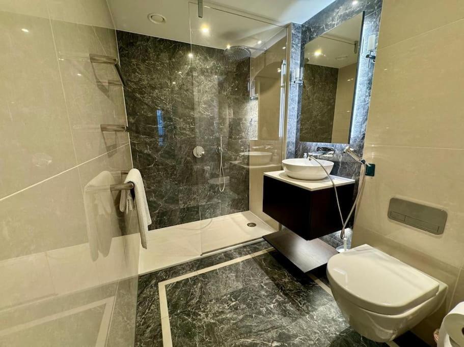 Hyde Park Luxury 2 Bed 2 Bath Balcony Apartment London