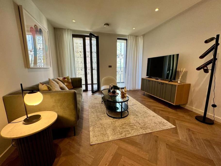 Hyde Park Luxury 2 Bed 2 Bath Balcony Apartment *