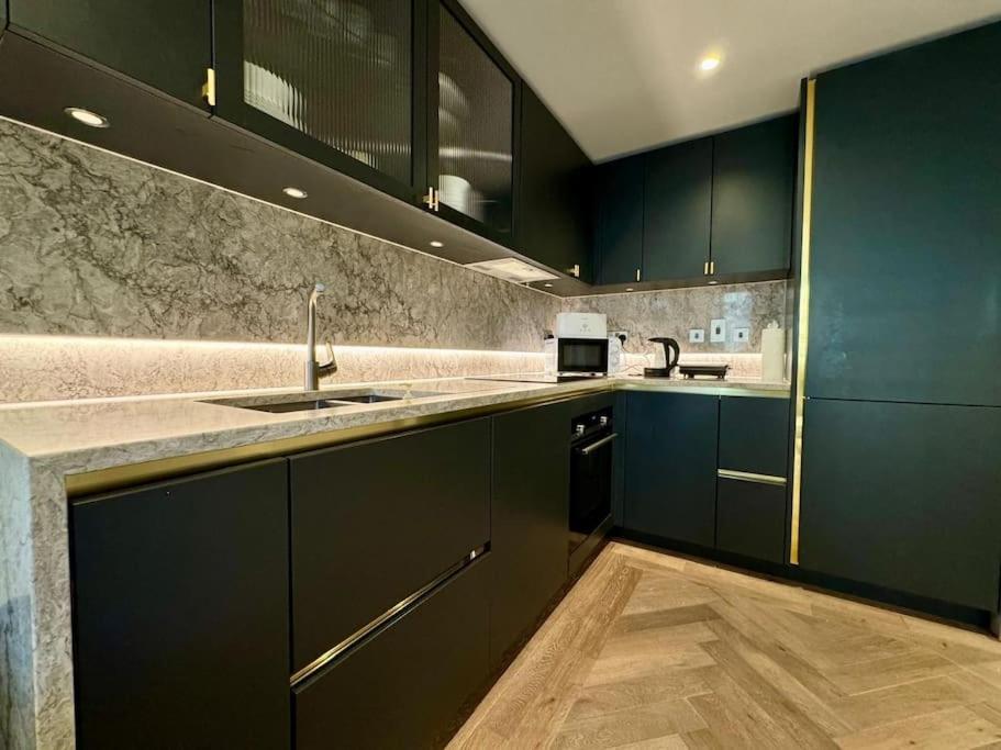 Hyde Park Luxury 2 Bed 2 Bath Balcony Apartment